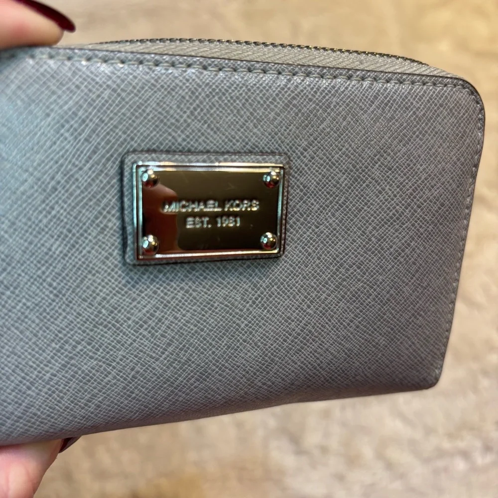 Michael Kors Wallet Pearl Gray Saffiano Leather Silver Hardware Wristlet Classic - Picture 12 of 14